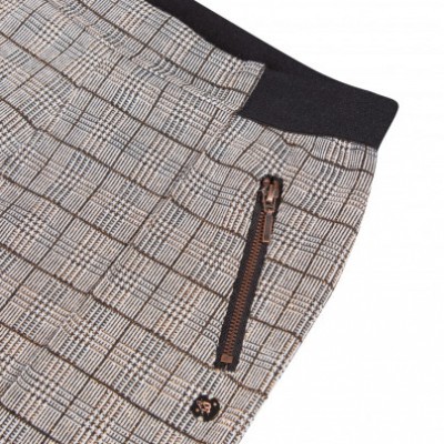 Calça xadrez com cintura elástica e bolso com fecho
