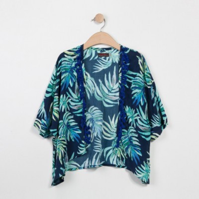 Casaco azul com padrão de folhas verdes e azuis pendurado