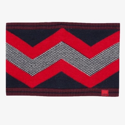Cachecol retangular de malha com padrão de zigzag vermelho, cinza e preto
