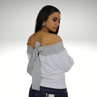 Blusa branca ombro a ombro com laço cinzento às riscas nas costas
