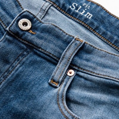 Calças de ganga azuis com texto 'Not Boston' e 'fit Slim' na cintura