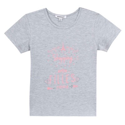 T-shirt cinza claro de manga curta com estampa rosa com texto e desenhos, gola redonda