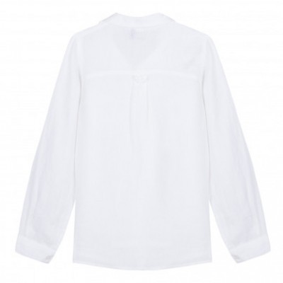 Camisa branca de manga comprida vista de costas