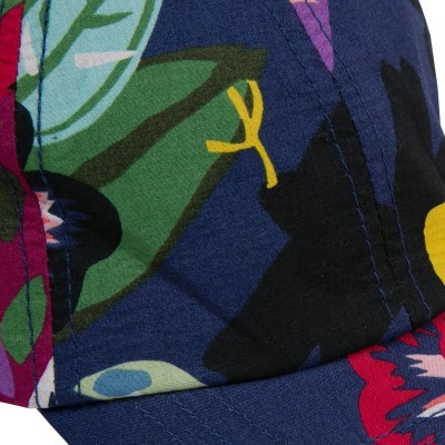 Boné azul escuro com padrão floral colorido