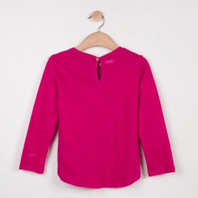 Camisola infantil fúcsia de manga comprida pendurada num cabide