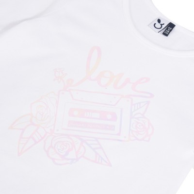 T-shirt branca com padrão de cassete, flores e texto 'love' em cor pastel