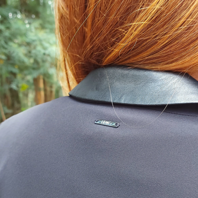 Casaco cinzento escuro com gola preta em couro e etiqueta metálica HANGER