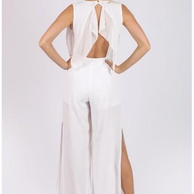 Macacão branco largo com costas abertas e babado, tecido fluído