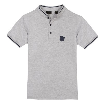 Polo cinzento claro com gola riscada e bolso azul escuro no peito