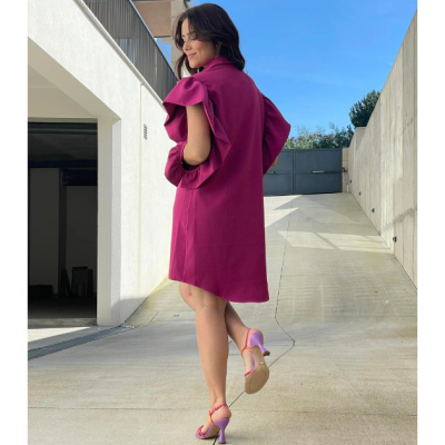 Mulher com vestido rosa e sandálias de salto em exterior