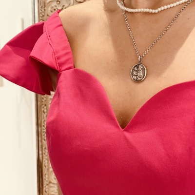 Vestido rosa com decote em coração e laço no ombro