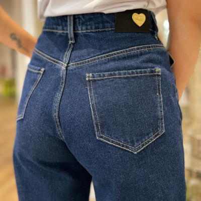 Calças de ganga azul escuro com bolso traseiro e etiqueta preta com coração dourado