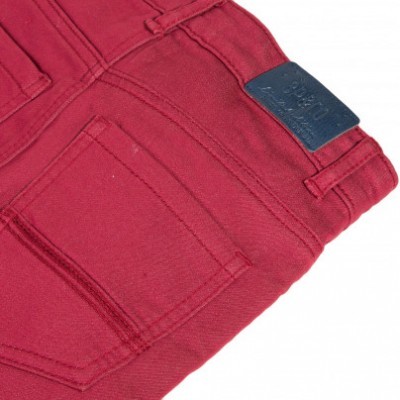 Calças vermelhas para homem com bolso traseiro e etiqueta azul escura