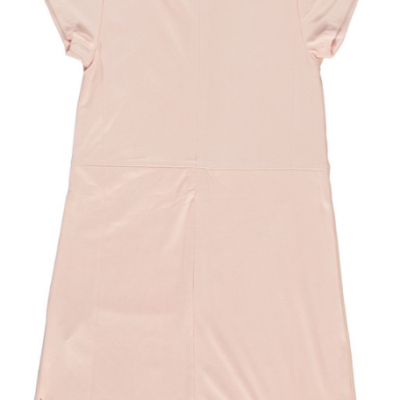 Vestido rosa claro de manga curta com bainha recortada e detalhes de furos pequenos