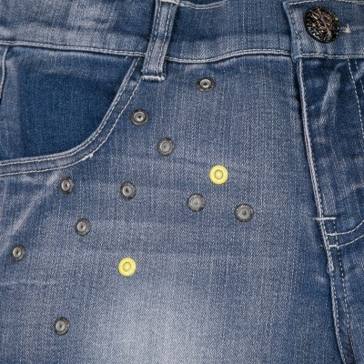 Calças de ganga azuis com tachas metálicas e costuras claras