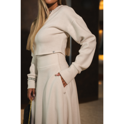 Conjunto feminino malha bege cropped e saia longa com botões e bolsa preta