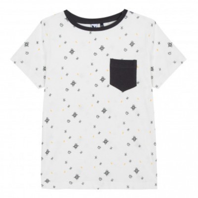 T-shirt branca com padrão de símbolos pretos e amarelos e bolso preto no peito