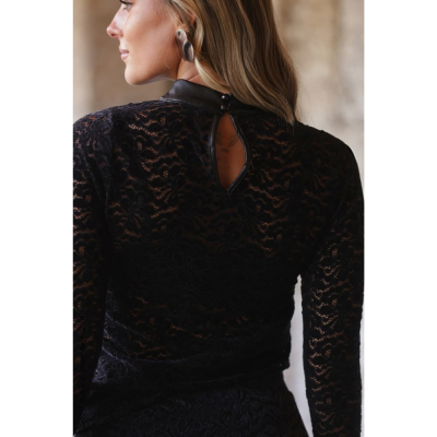 blusa preta de renda feminina vista de costas com gola alta e botão