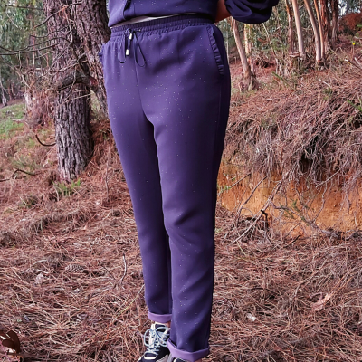 Calças compridas azul escuro com cintura elástica e cordão usadas ao ar livre