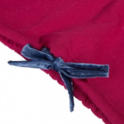 Tecido vermelho com nó decorativo em fita azul escura de veludo