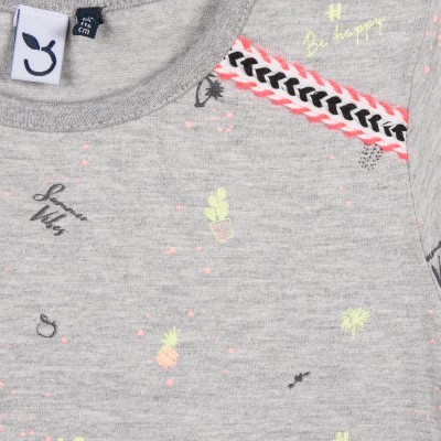 Detalhe de tecido cinza claro com padrão colorido e texto 'Be happy!'