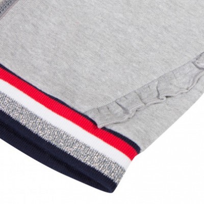 Peça de roupa cinzenta com faixa colorida e detalhe de folhos