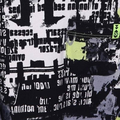 Tecido de roupa com padrão gráfico preto, branco, cinza e verde-limão e etiqueta verde com número 35