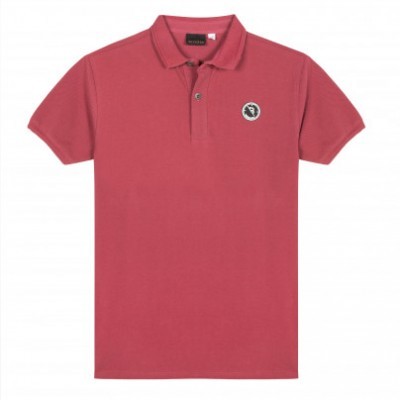 Polo vermelho com logotipo preto e branco no peito