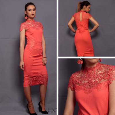 Vestido coral com renda detalhada no decote e barra, vista frontal e traseira, modelo com brincos grandes.