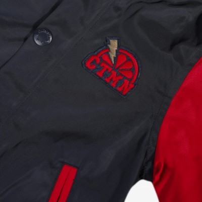 Peça de roupa preta e vermelha com bordado CTWN e botão preto