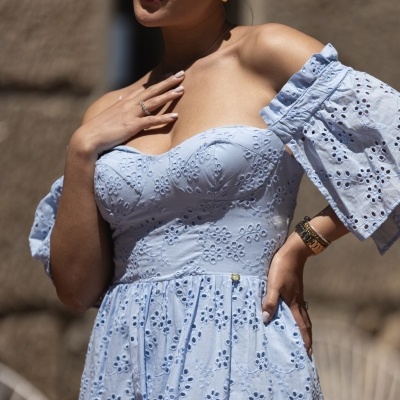 Vestido azul claro com bordados e mangas curtas ombro a ombro
