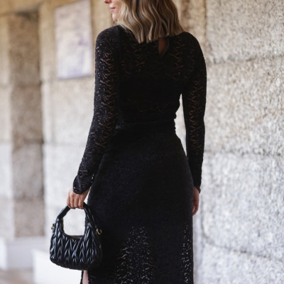 Vestido midi preto de renda com manga comprida e mala preta texturada