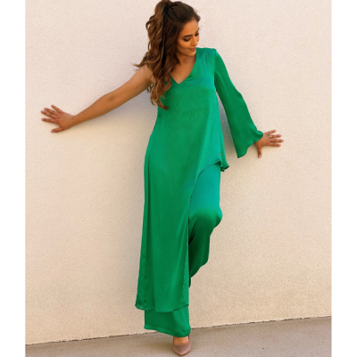 Macacão verde fluido com manga assimétrica e decote em V
