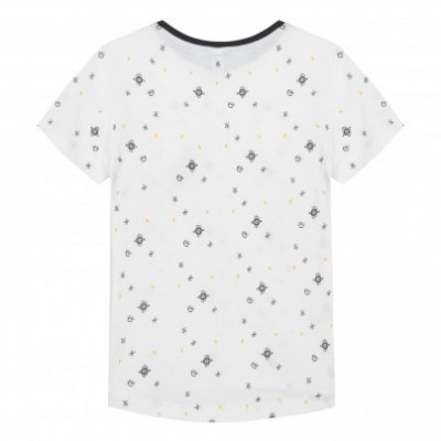 Camiseta branca de manga curta com padrão de estrelas e formas geométricas
