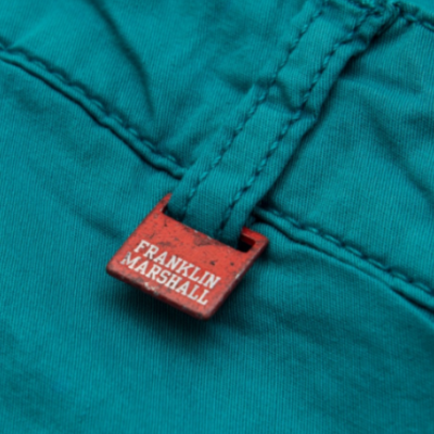 Etiqueta vermelha com texto 