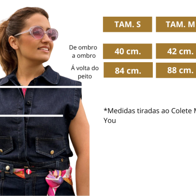 Mulher com colete jeans escuro e óculos de sol rosa ao lado de tabela de tamanhos do colete