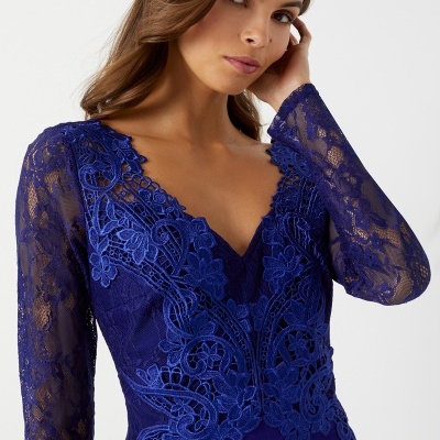 Vestido azul royal com rendas florais e mangas compridas de renda