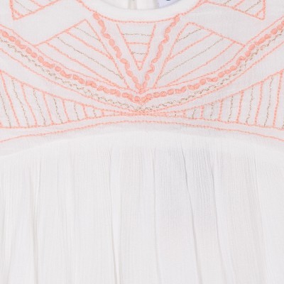 Vestido branco com bordados cor-de-rosa no peito