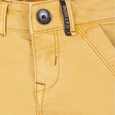 Calças amarelas com botão metálico e etiqueta CATIMINI