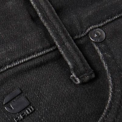 Pormenor de ganga preta com botão e logótipo G-STAR RAW