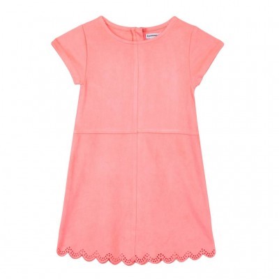 Vestido infantil rosa com mangas curtas e bainha ondulada em tecido camurça