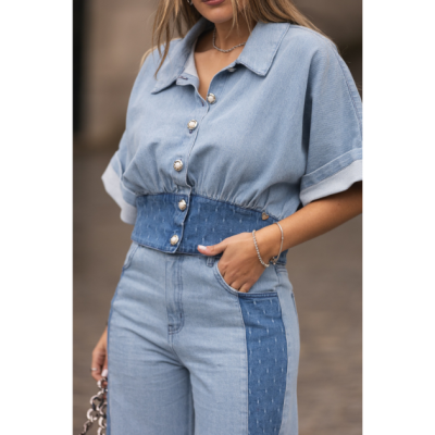 Conjunto de ganga clara com blusa de manga curta e calças com painéis laterais escuros.