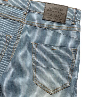 Calças de ganga riscado azul claro e branco com etiqueta de couro
