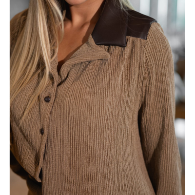 Blusa feminina de malha bege com colarinho castanho escuro em tecido tipo couro