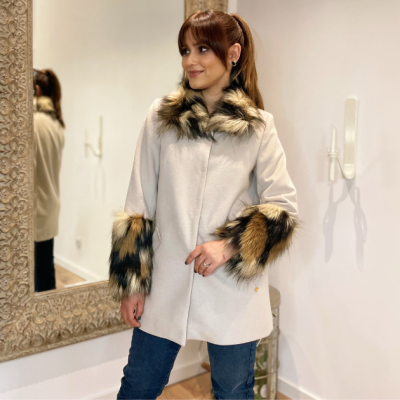 Casaco bege com gola e punhos com pêlo sintético castanho e preto