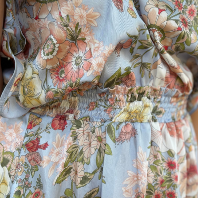 Vestido floral em tecido leve com cintura elástica