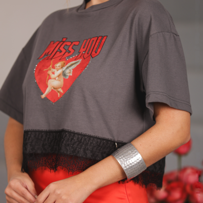 T-shirt cinzenta com estampa MISS YOU em vermelho e anjo, renda preta na base