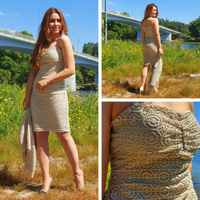 Vestido bege com padrão em renda e casaco ao ar livre com ponte ao fundo