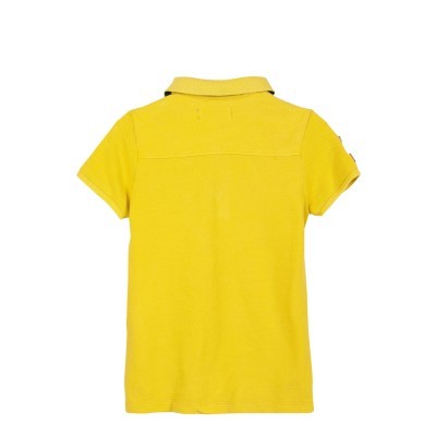 Polo amarelo de manga curta vista pelas costas