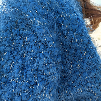 Tecido azul com fios metálicos e textura felpuda